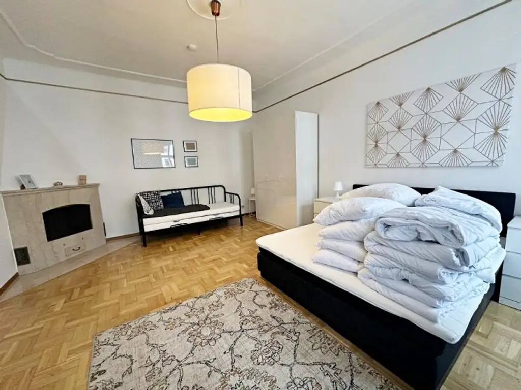 OPERNRING, STAATSOPER, klimatisierte 106 m2 Altbau, 3 Zimmer, Möblierung möglich, Extraküche, 2 Bäder, 4. Liftstock