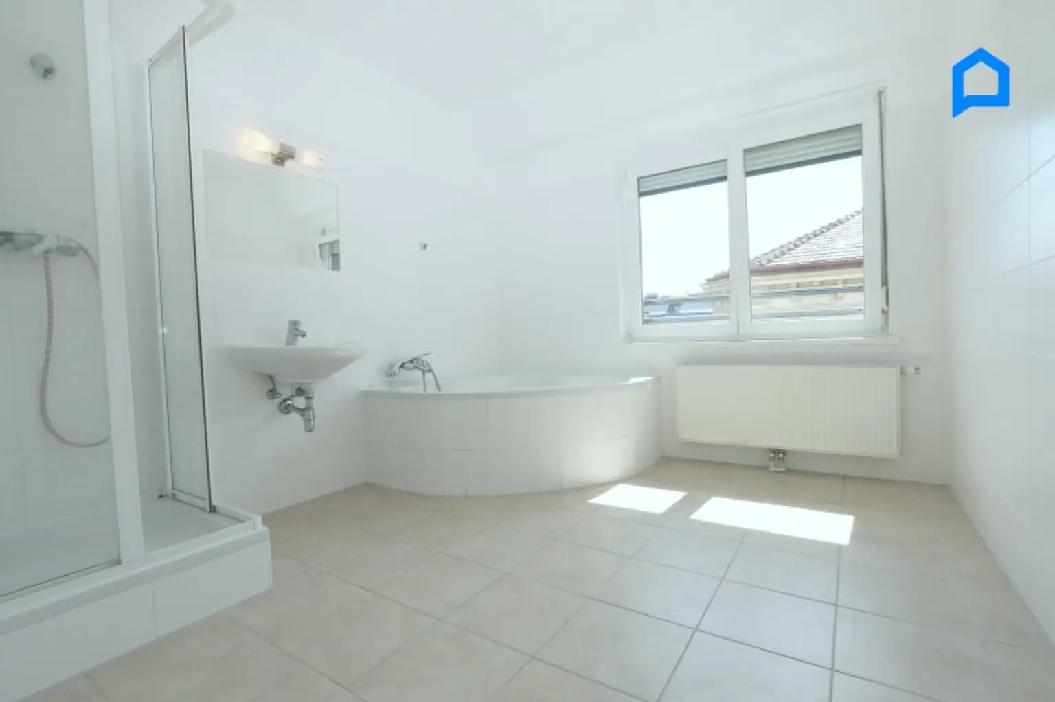 Großartige Dachgeschosswohnung mit 146 m² plus 21 m² Dachterrasse plus 8 m² Balkon, 4 Zimmer, KLIMA, großer Vorraum, Tiefgaragenplatz optional !