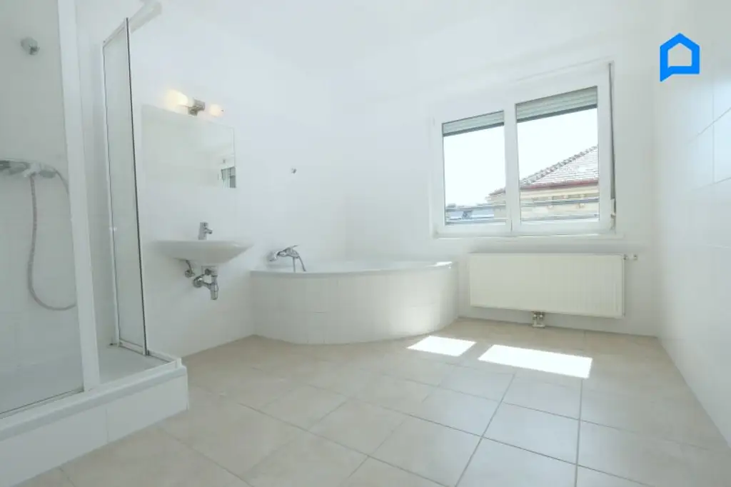 Großartige Dachgeschosswohnung mit 146 m² plus 21 m² Dachterrasse plus 8 m² Balkon, 4 Zimmer, KLIMA, großer Vorraum, Tiefgaragenplatz optional !