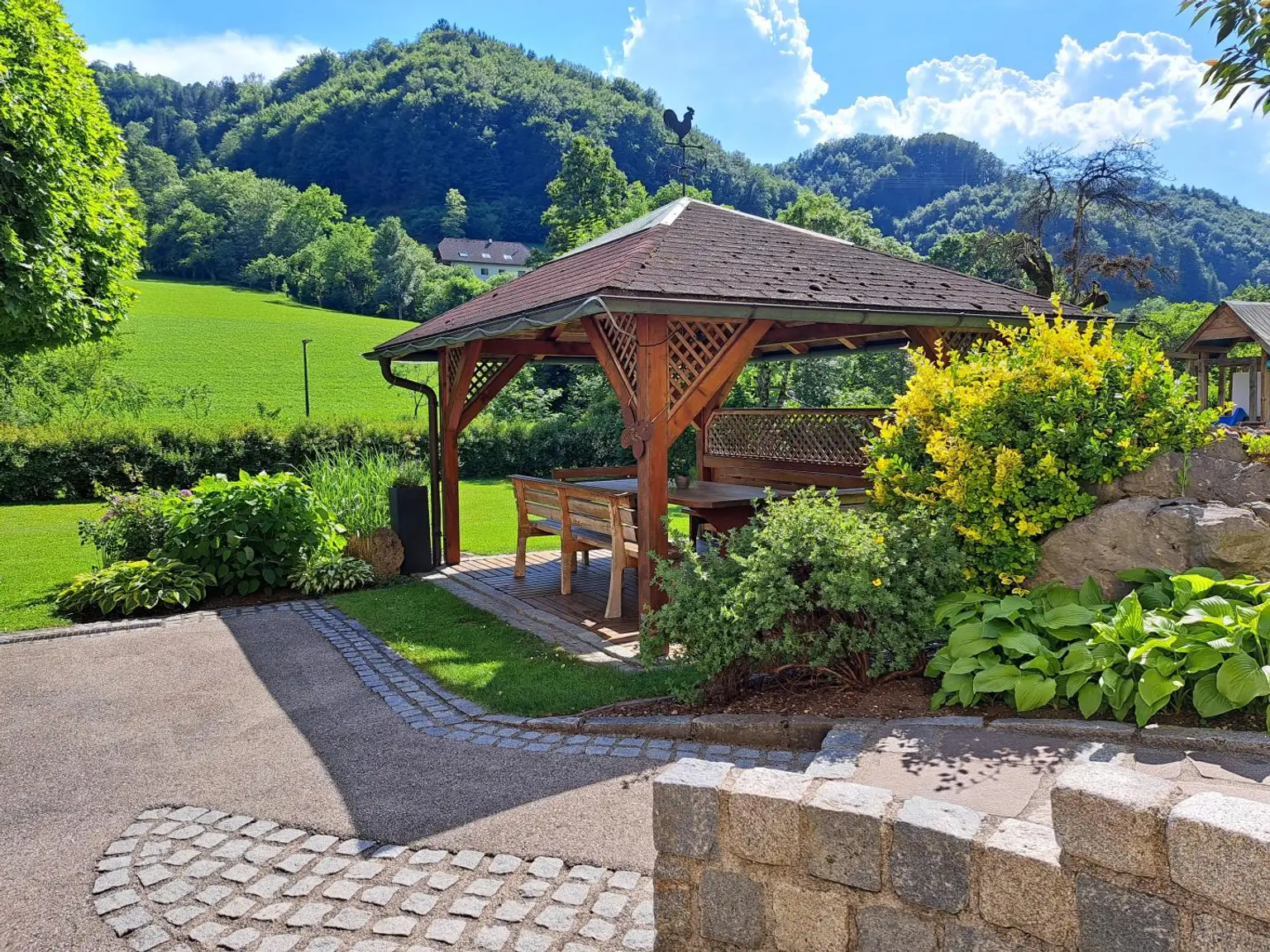Blick von Garage zur Pergola Richtung Süden