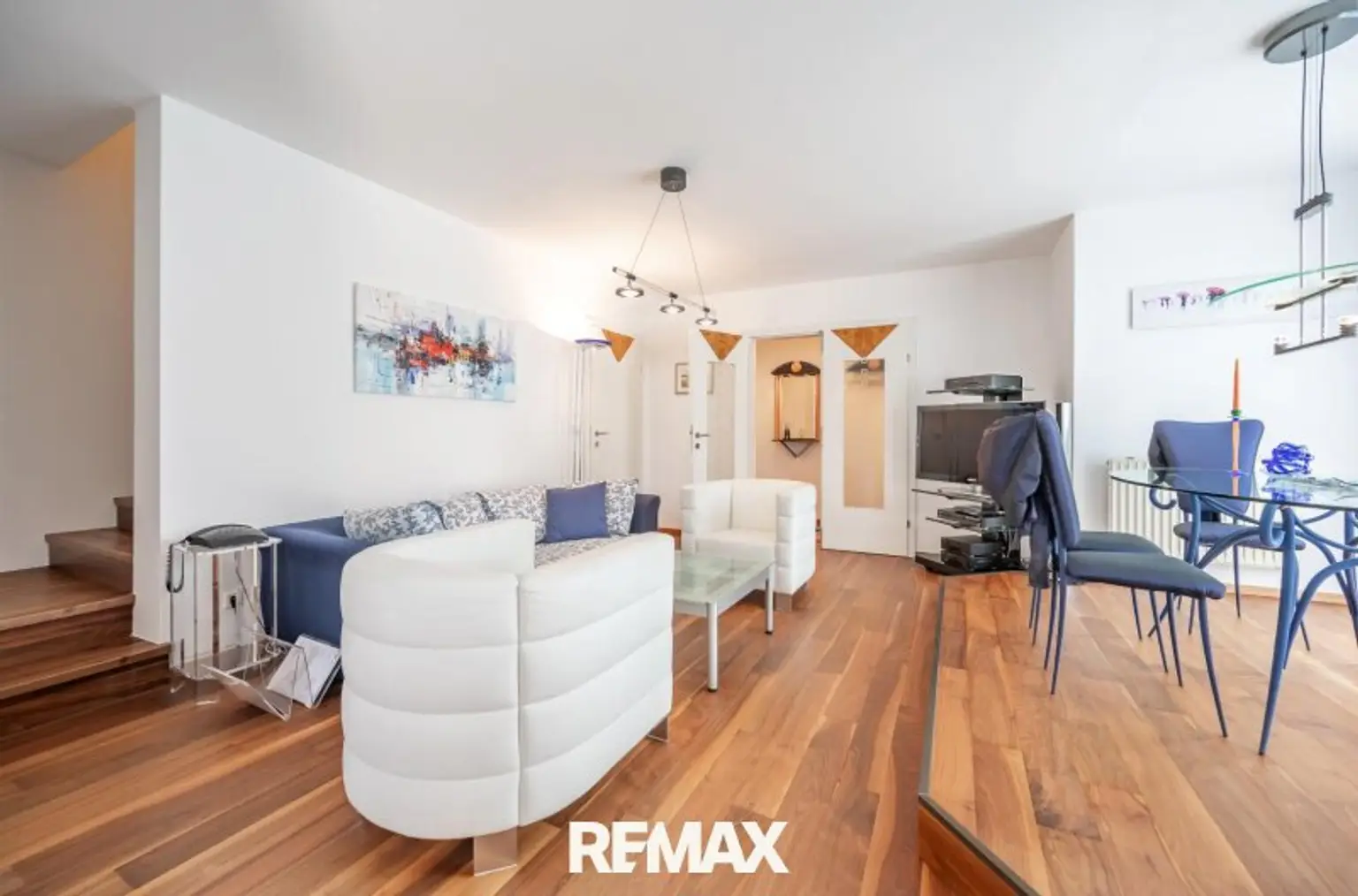 großzügiger Couchbereich im Wohnzimmer