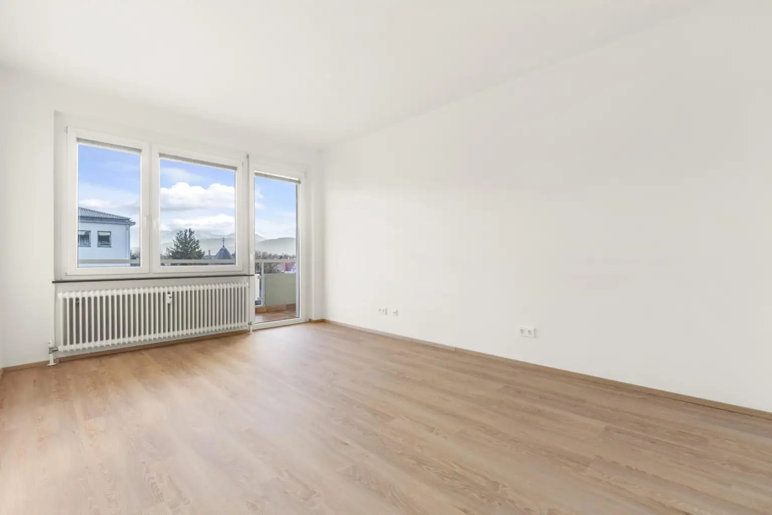 (Wohn-)Zimmer mit Zugang Loggia