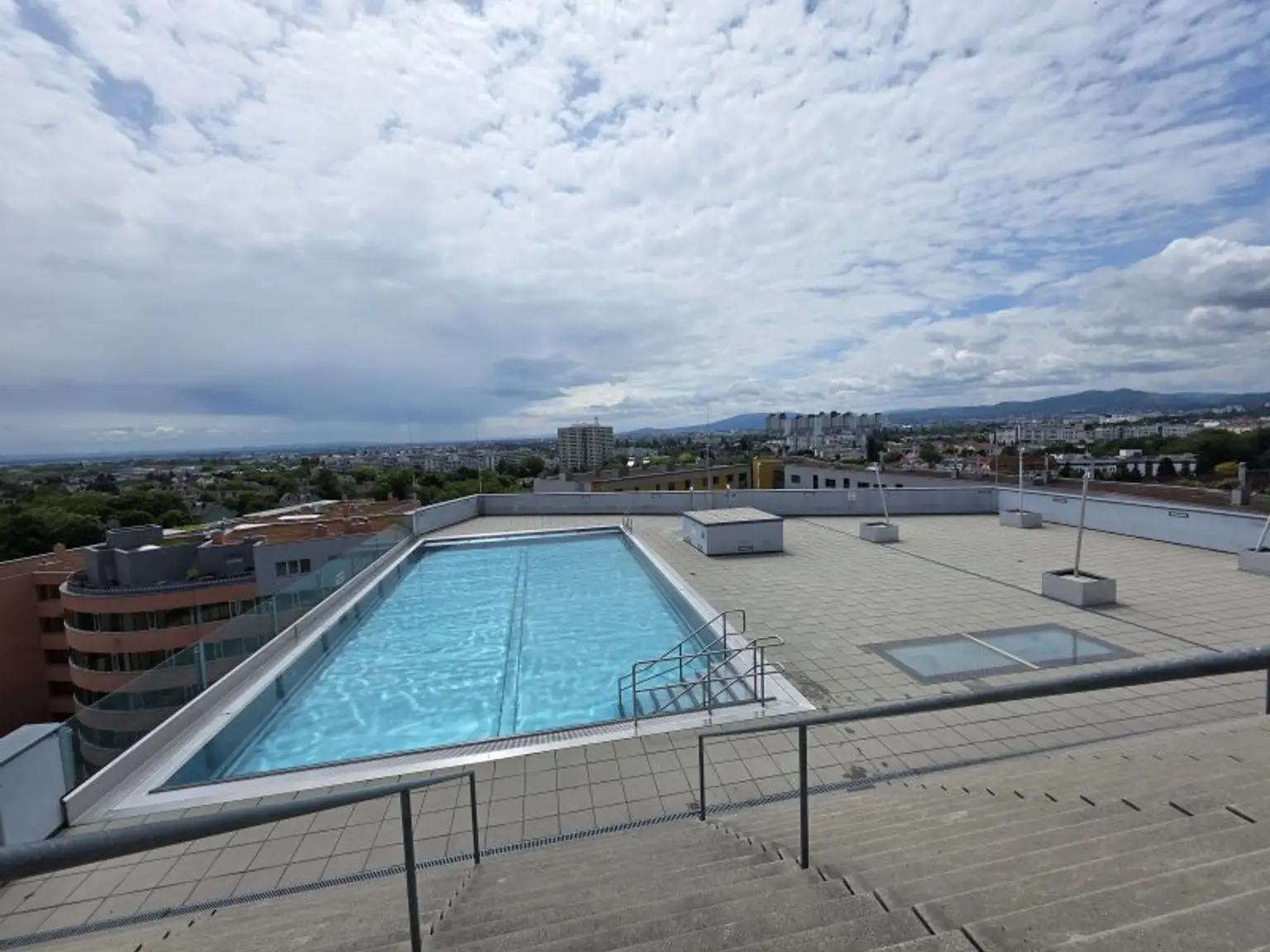 Exklusive 4-Zimmer-Gartenwohnung mit Terrasse und Pool in 1120 Wien – U-Bahn fast vor der Haustür!