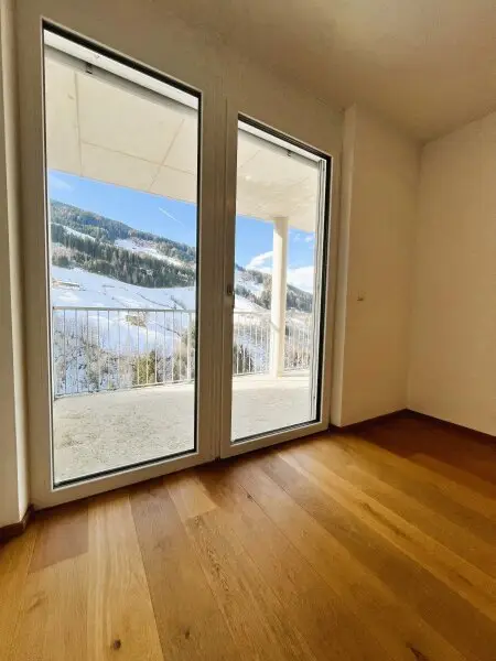 Schlafzimmer mit ca. 13m² und Zugang zu Balkon