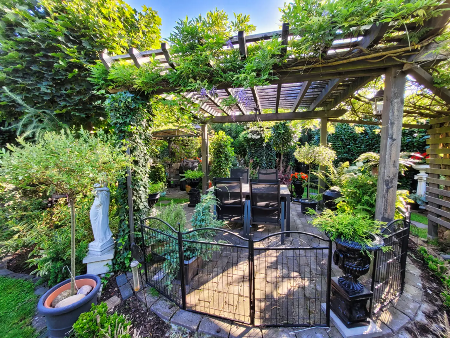 Einfamilienhaus mit traumhafter Gartenanlage in Niederlangen!