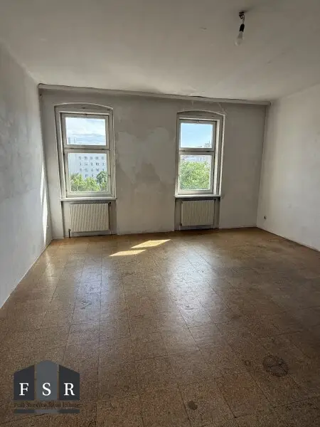 Lichtdurchflutete 4,5 Zimmer Wohnung - SANIERUNGSBEDÜRFTIG & BALKONANBAU möglich