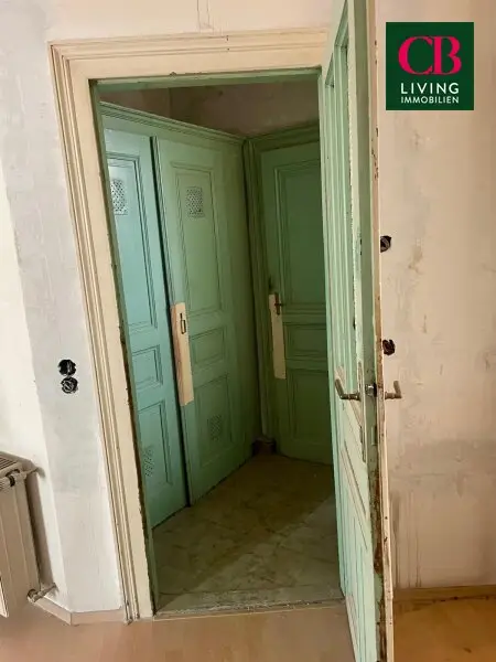 Sanierungsbedürftige Wohnung in einem klassischen Jahrhundertwendehaus