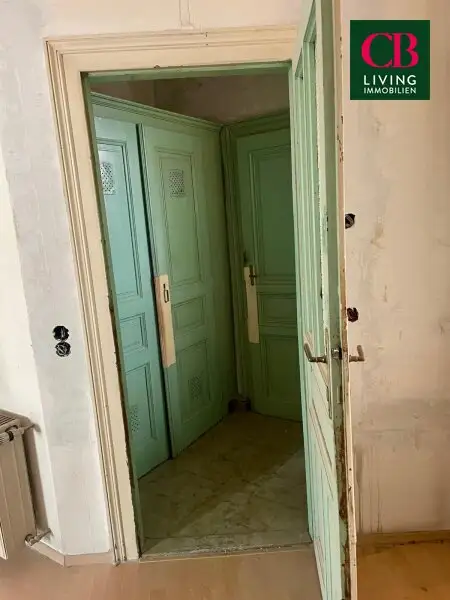 Sanierungsbedürftige Wohnung in einem klassischen Jahrhundertwendehaus