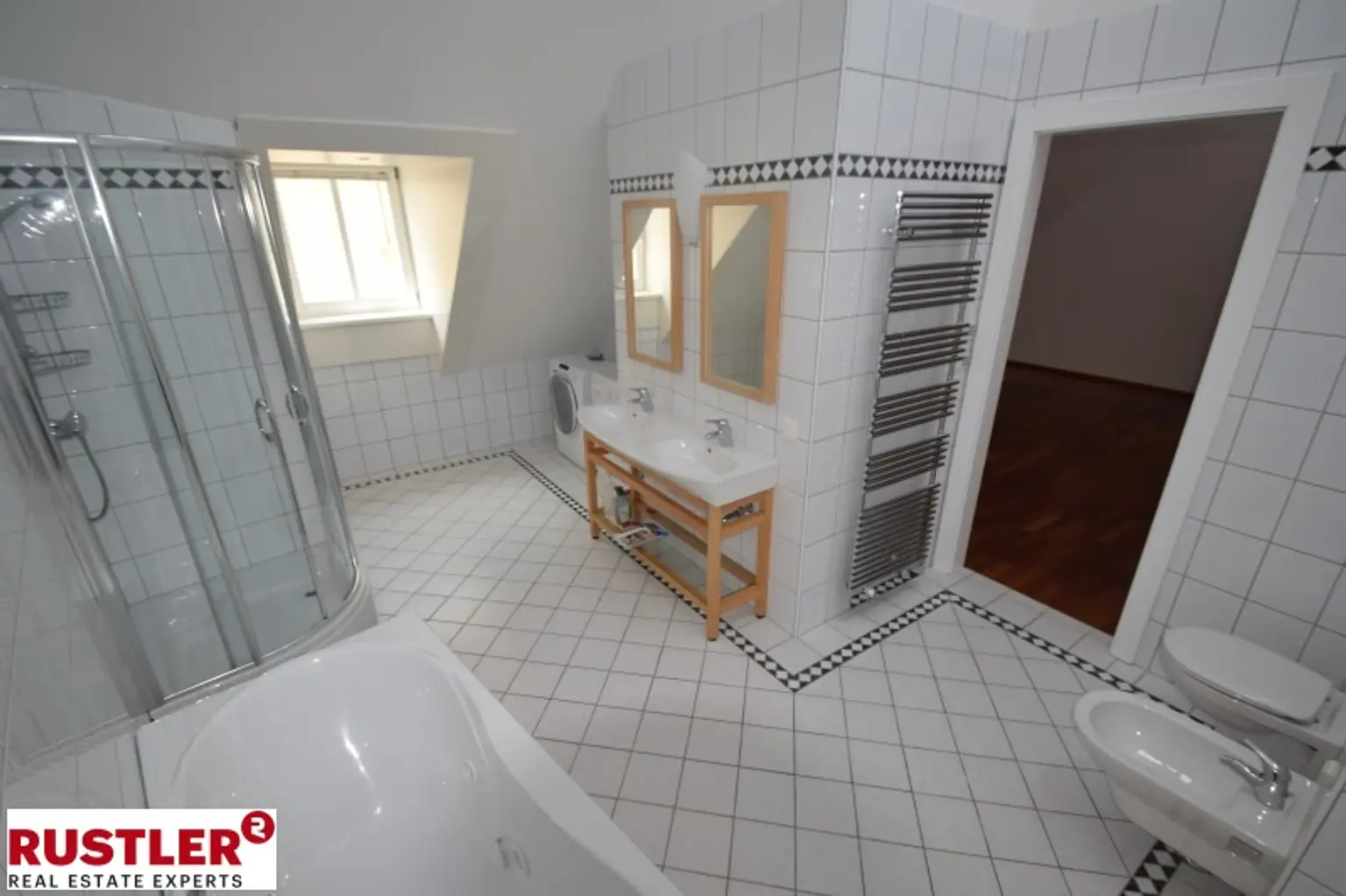 1_großes Badezimmer
