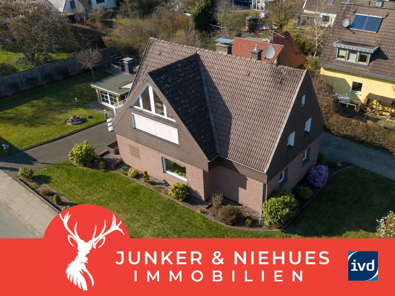 Raum für Ideen: Stilvolles Zweifamilienhaus mit Gartenparadies in Bielefeld-Dornberg