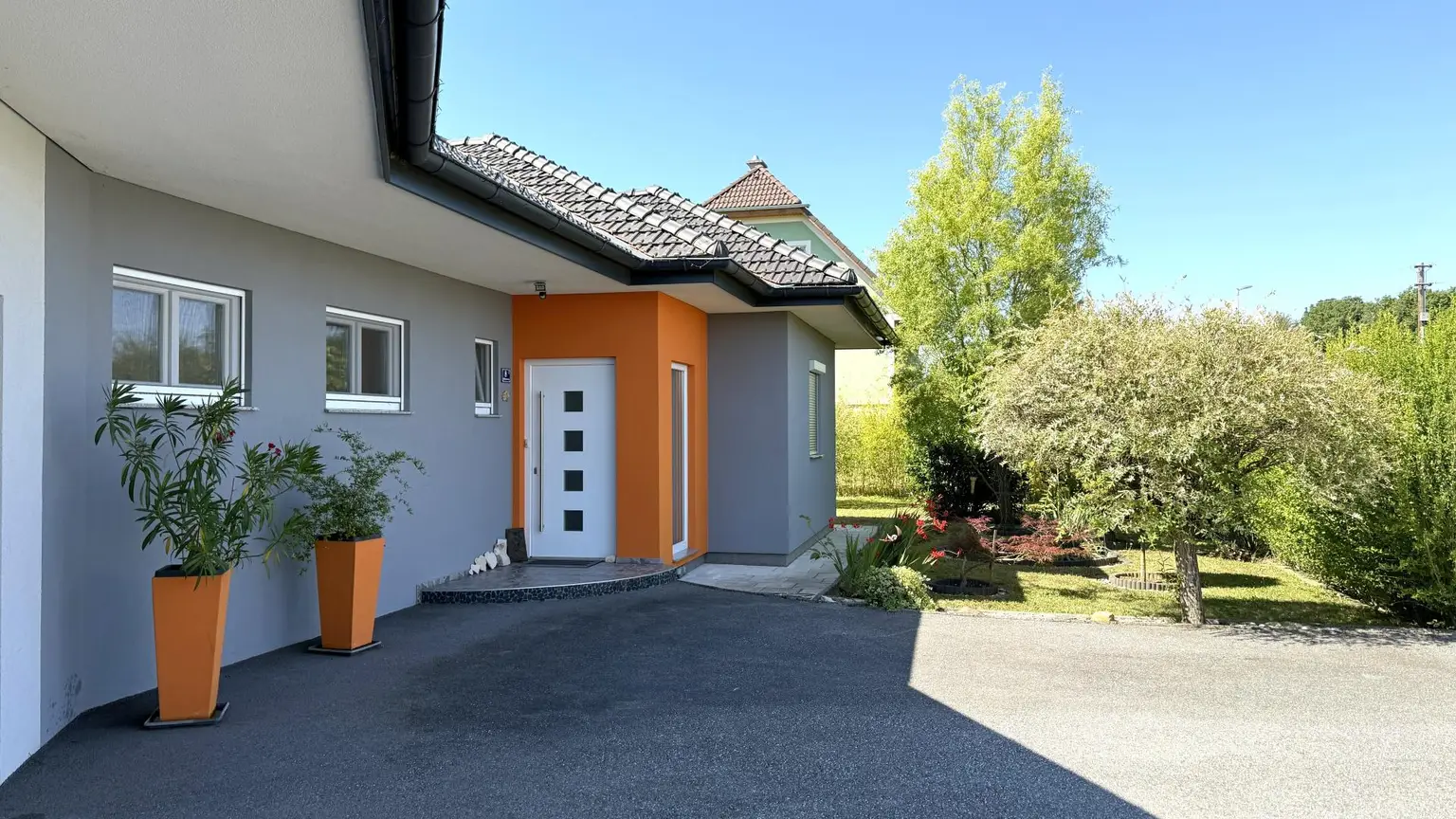 gepflegter, bezugsfertiger Bungalow mit Weitblick in sonniger Lage