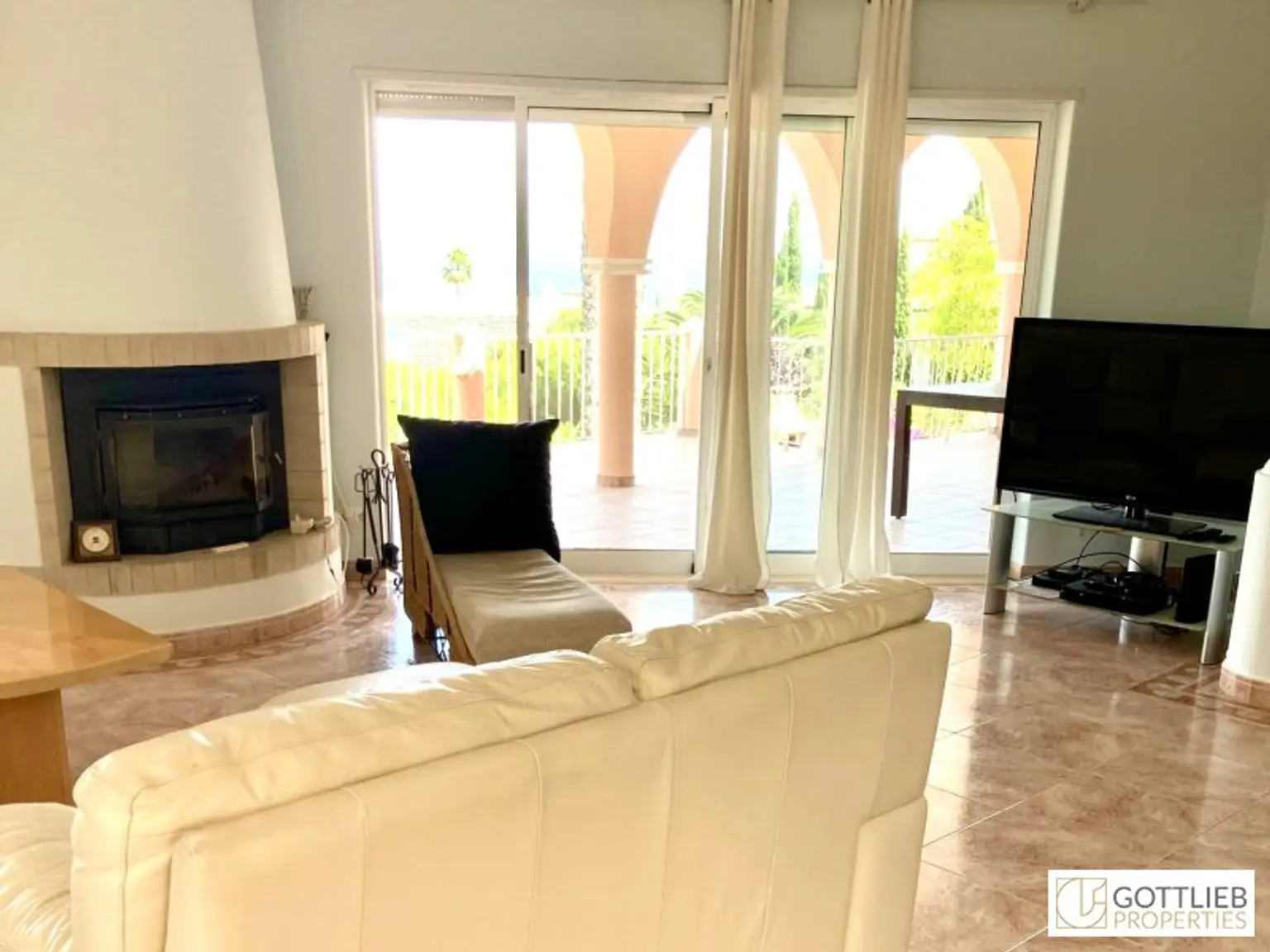 Uneinsehbare Villa mit Terrassen und großem Garten, Swimmingpool und Meerblick