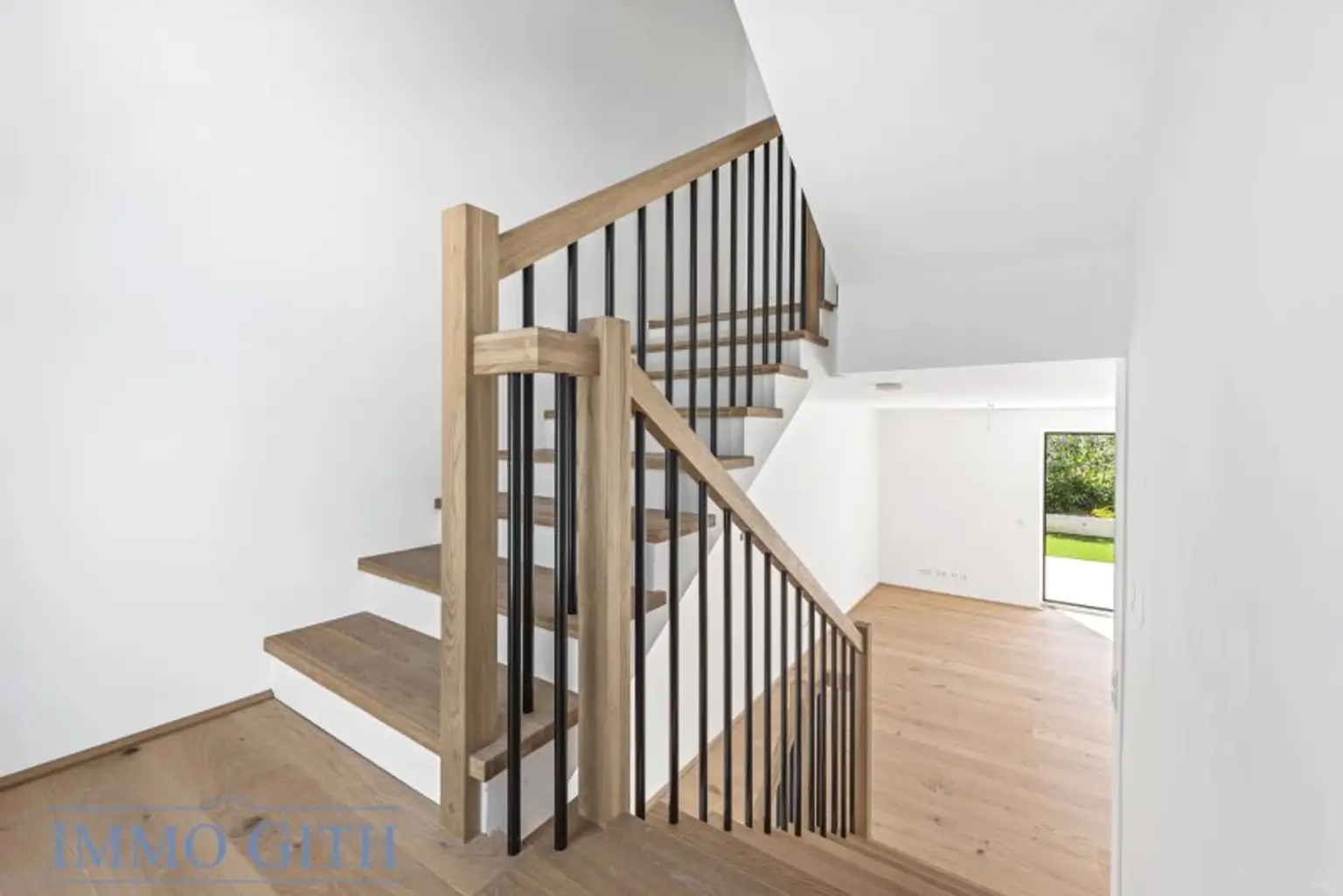 EXKLUSIVES TOWNHOUSE MIT GARTEN, PV-ANLAGE & DESIGNAUSSTATTUNG ZU KAUFEN – WIEN DIREKT VOR DER TÜR
