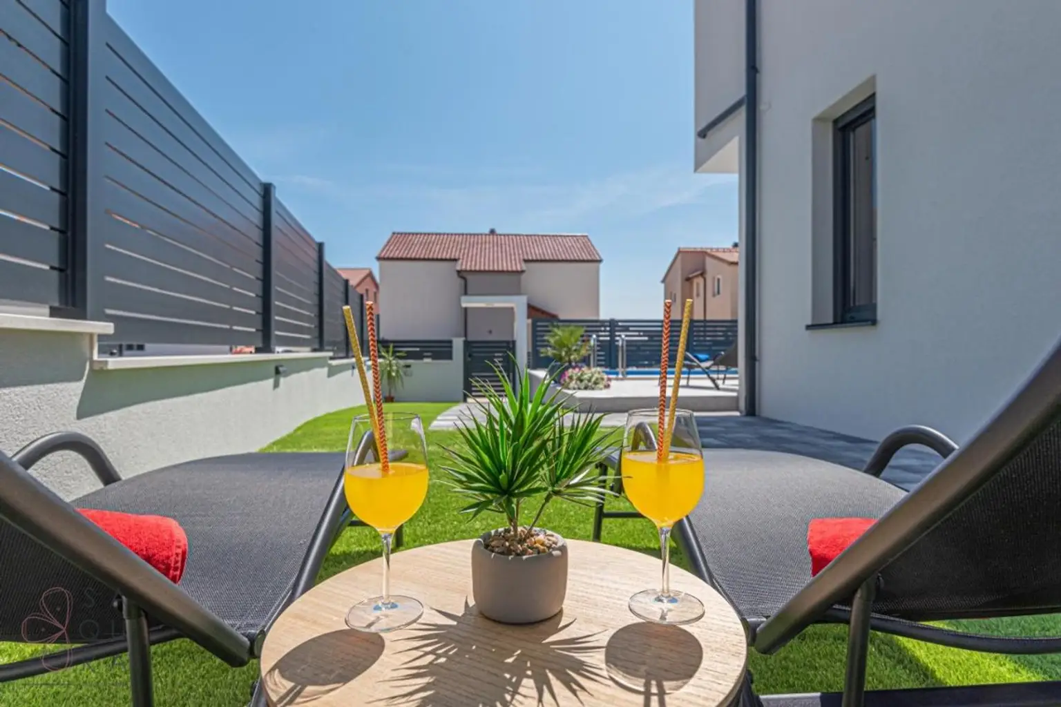 Modernes Wohndomizil mit Stil – Halbvilla mit Pool in Vodice
