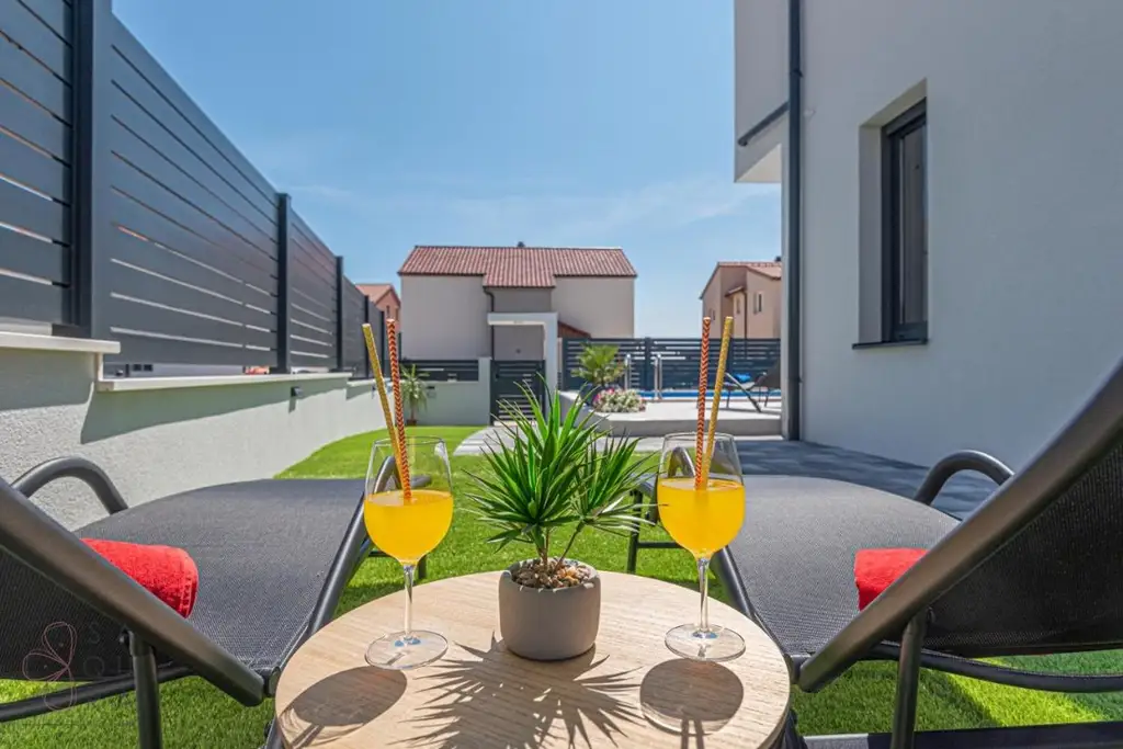 Modernes Wohndomizil mit Stil – Halbvilla mit Pool in Vodice