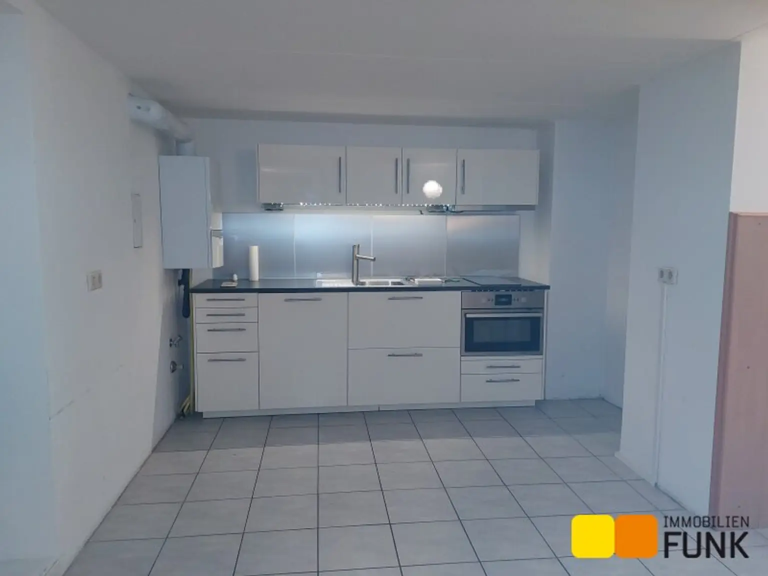 Attraktives Büro mit eigener Garage und zusätzlicher Lagerfläche