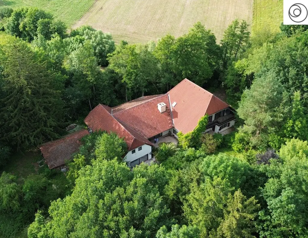 20 Minuten vor den Toren Wiens I Weitläufiges Anwesen im Wienerwald auf 17.900 m² Grundstücksfläche mit Privatsee und Hallenbad!