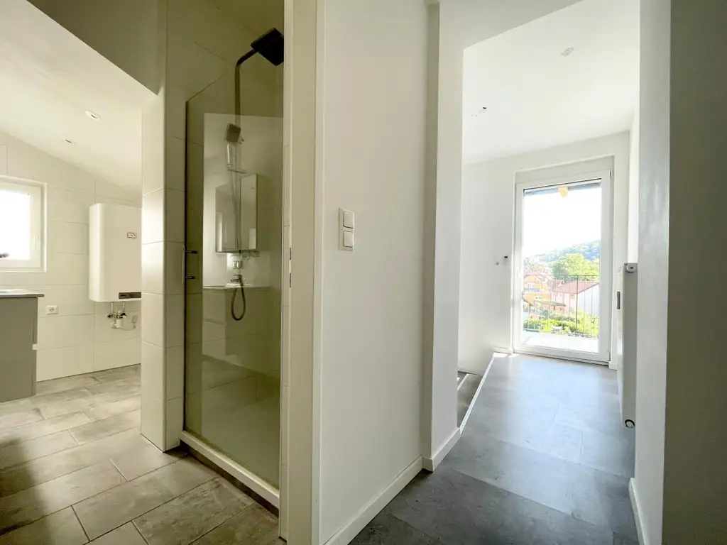 Modern sanierte Dachgeschosswohnung mit hochwertiger Klimaanlage