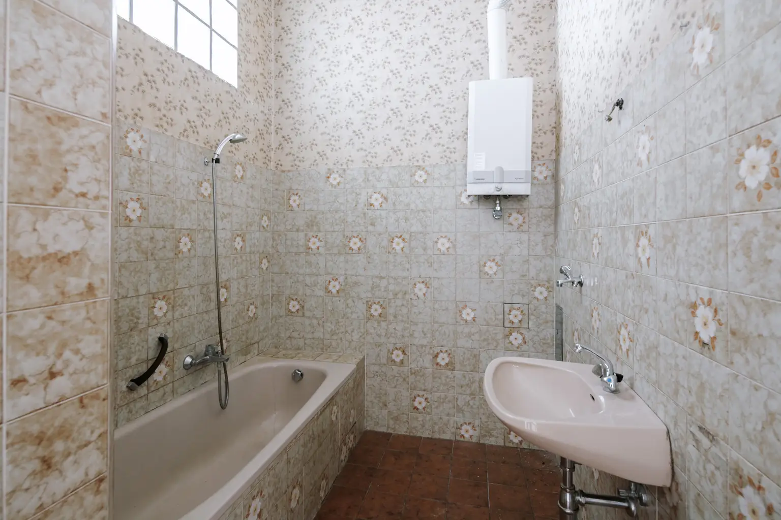 Sanierungsbedürftiges 3 Zimmer Altbau-Juwel mit Balkon in sehr guter zenraler Lage von Döbling!