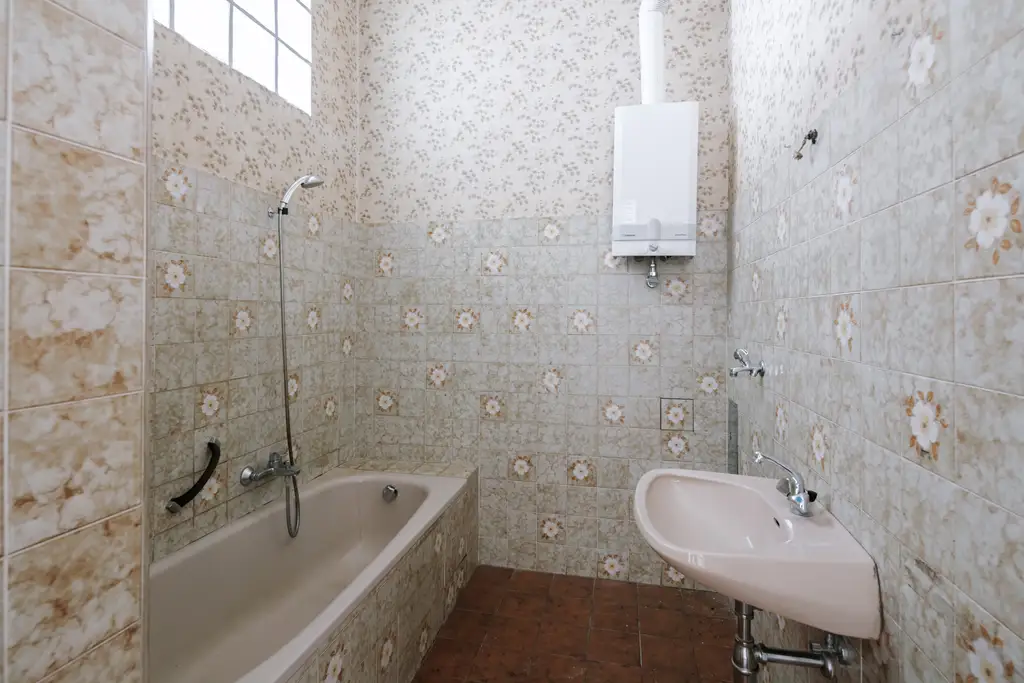 Sanierungsbedürftiges 3 Zimmer Altbau-Juwel mit Balkon in sehr guter zenraler Lage von Döbling!