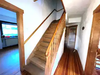 Flur EG + Treppe ins OG