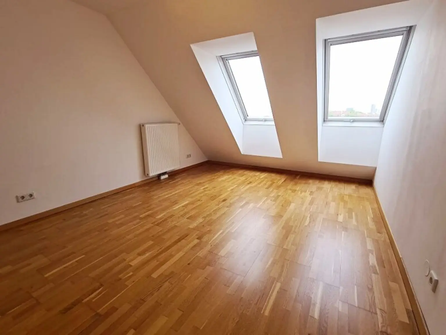 TERRASSENHIT, 61 m2 Dachgeschoß mit 48 m2 Terrasse, Wohnküche, 1 Zimmer, Wannenbad, Parketten, Fernblick, Holbeingasse