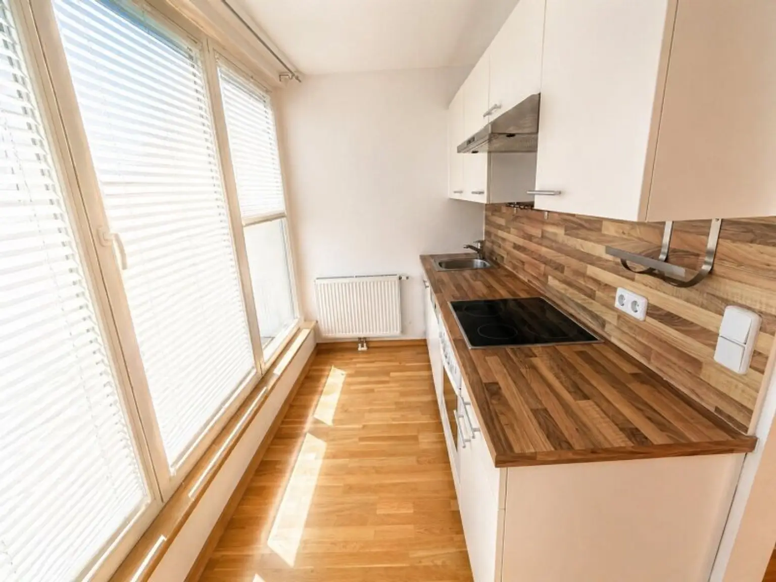 Küche mit Zugang zur Terrasse (Foto vom Abgeber)
