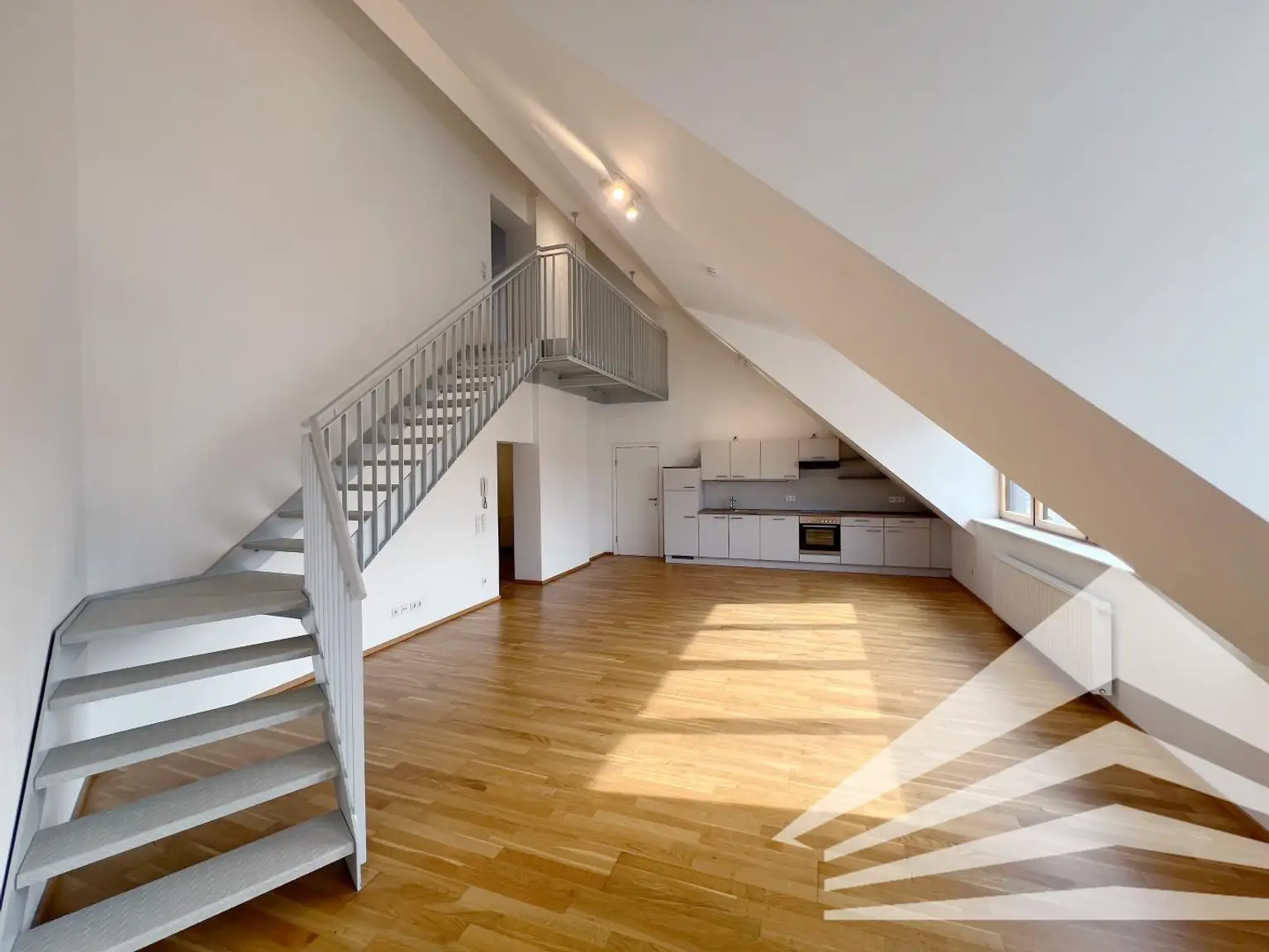Sensationelle Maisonette-Innenstadtwohnung nahe dem Volksgarten und Musiktheater!