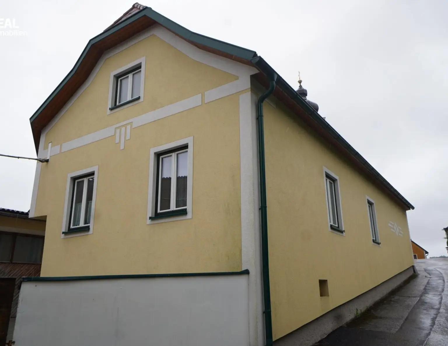 Wohnhaus mit großzügiger Mehrzweckhalle (ehem. Tischlerei)