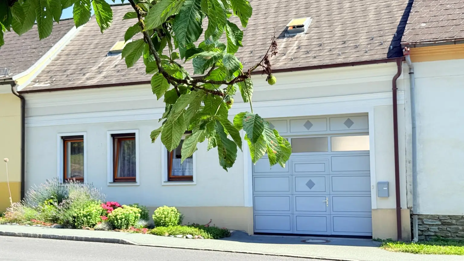 gepflegter Streckhof mit uneinsichtigem Innenhof und Weitblick
