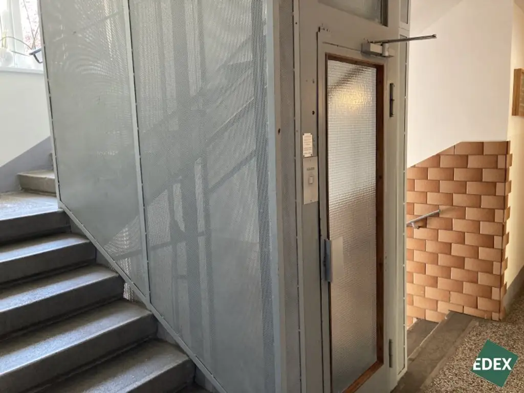 Direkt am Schweizergarten: Schöne 2-Zimmer-Wohnung mit separater Küche
