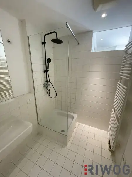 **ZENTRALE DACHGESCHOSSWOHNUNG INKL. TERRASSE**INNENHOFLAGE**2 ZIMMER**EINBAUKÜCHE**ecke Naschmarkt