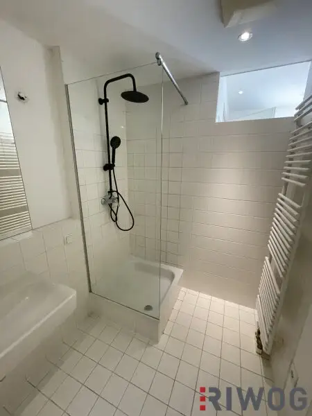 **ZENTRALE DACHGESCHOSSWOHNUNG INKL. TERRASSE**INNENHOFLAGE**2 ZIMMER**EINBAUKÜCHE**ecke Naschmarkt