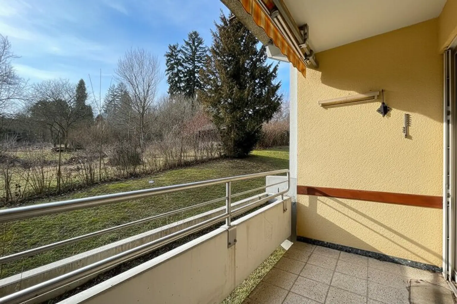 Westseitige Loggia mit Grünblick