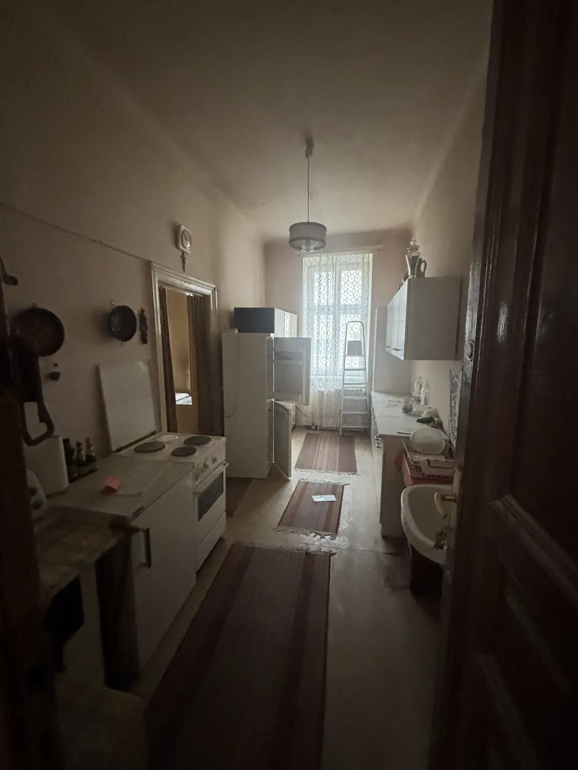 Sanierungsbedürftige 4 Zimmer Altbauwohnung mit viel Potential in zentraler Döblinger Lage - Billrothstrasse !