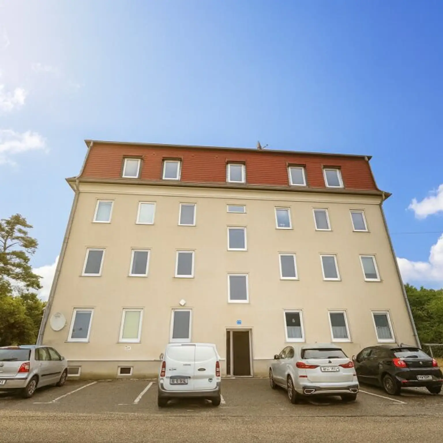 Sanierte  4 Zimmer Wohnung im Haus mit einem großen Garten