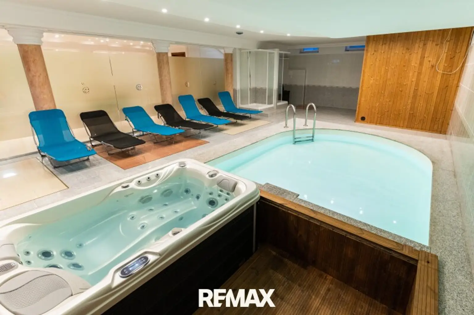 Pool innen Jacuzzi Wellness
