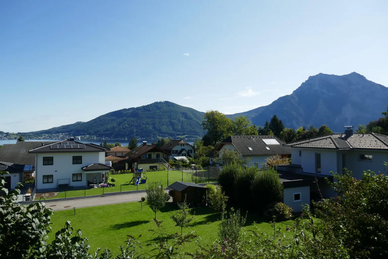 Geräumiges Mehrfamilienhaus mit Seeblick-in 2 Wohnungen teilbar