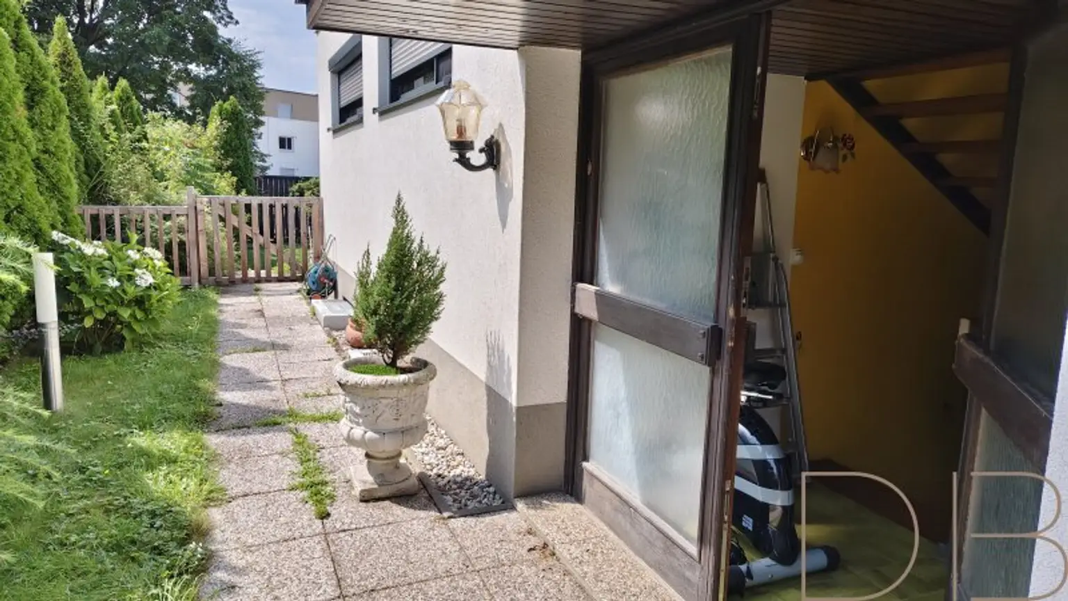 DB IMMOBILIEN | Sanierungsbedürftige 4-Zimmer-Wohnung mit südseitiger Terrasse und traumhaften Ausblick!