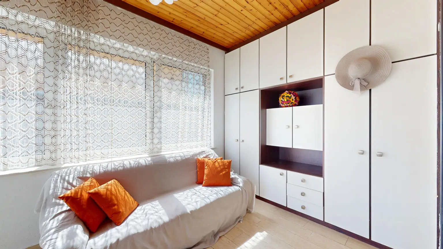 Familienhaus in U-Bahn - Nähe mit Nebengebäude/Büro/Lager auf Eckgrund in Aspern