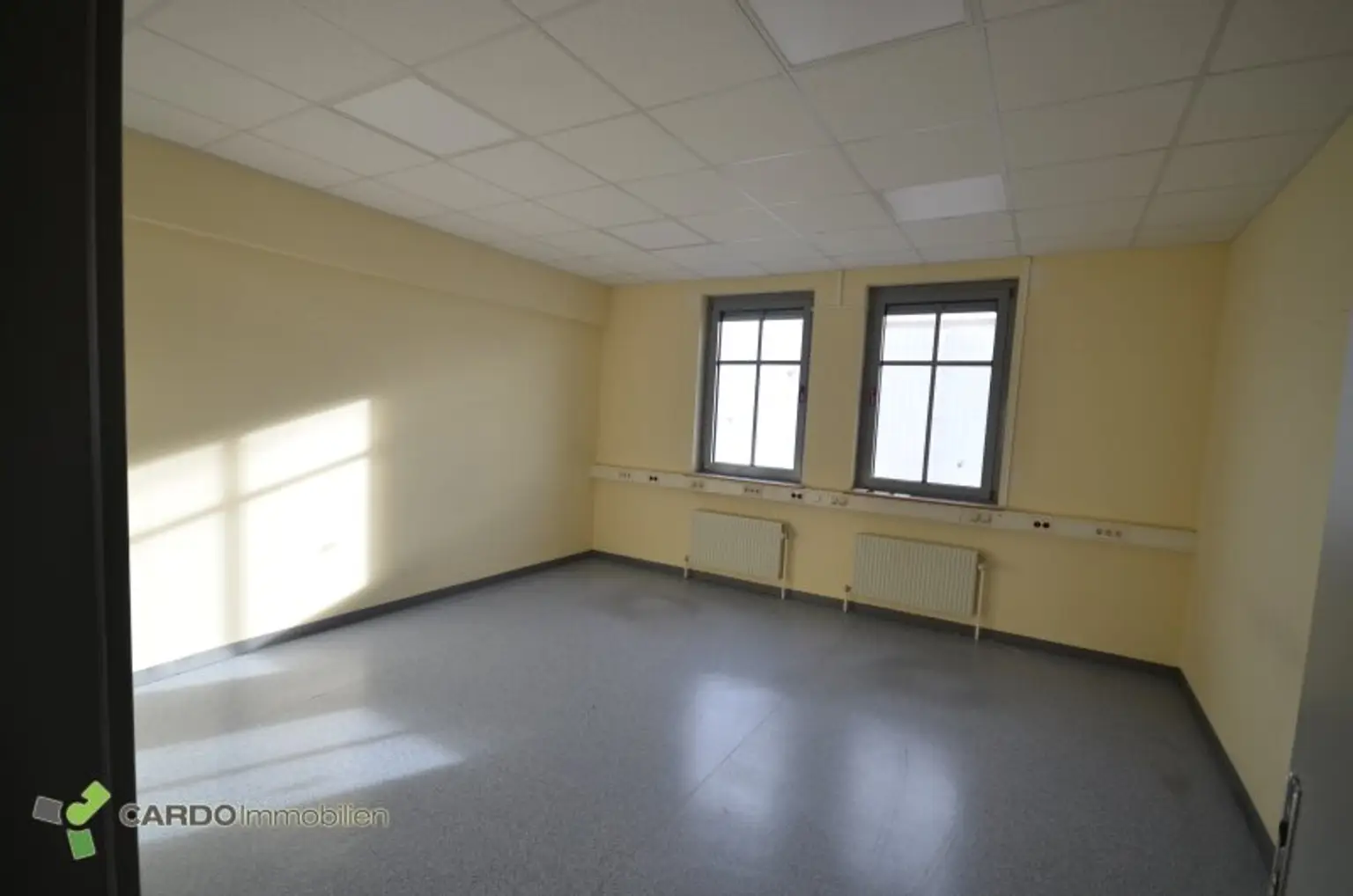 Halle und Lager 425m², 340m², 414m² für Veranstaltungen oder Lager, 2 Gewerbeobjekte nebeneinander mit große Parkplatz, entweder zusammen oder einzeln zu vermieten