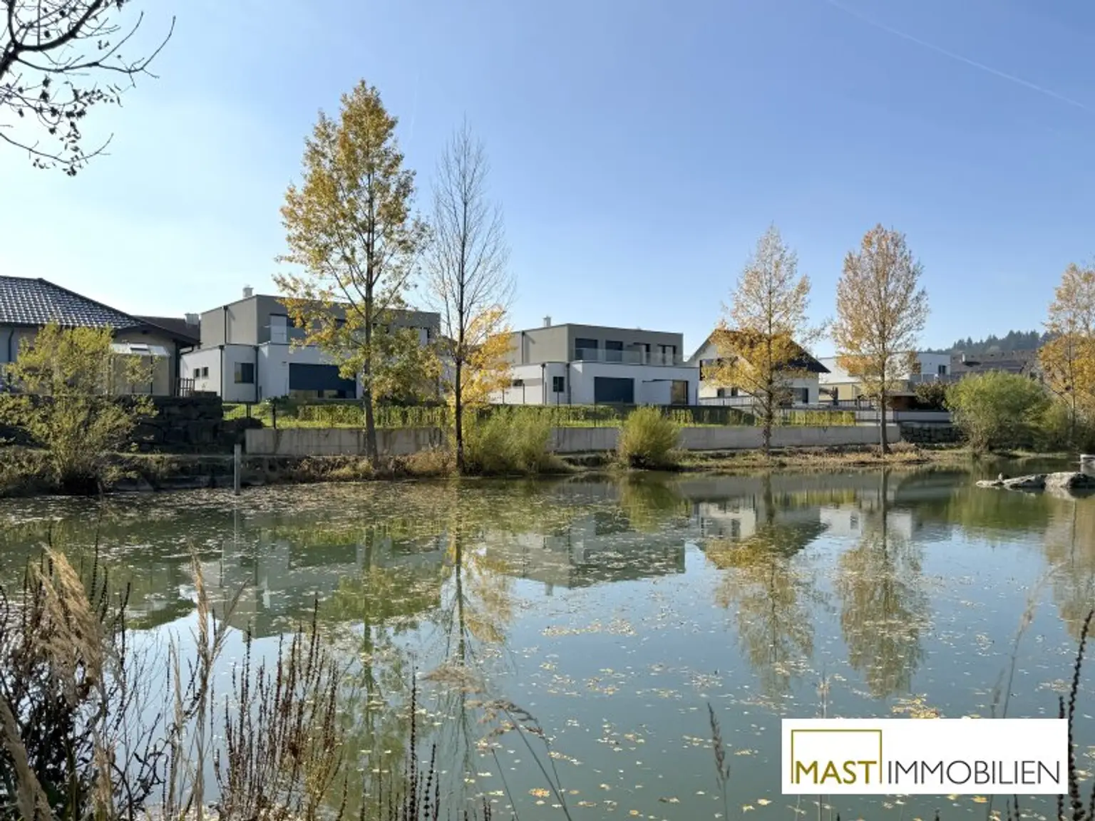Moderne Doppelhäuser mit Blick auf das Wasser