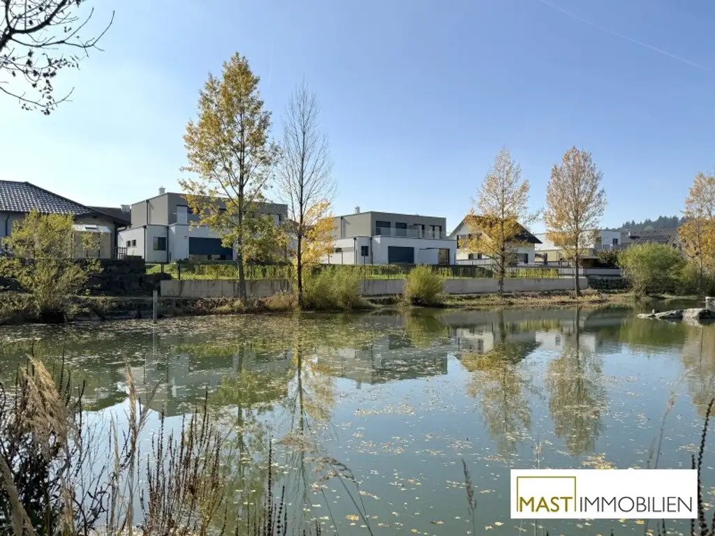 Moderne Doppelhäuser mit Blick auf das Wasser