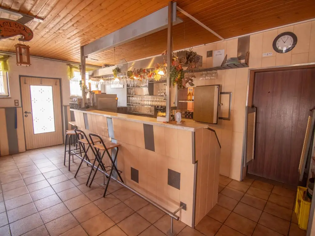 Großes Wohnhaus mit Heurigenlokal / 5 Gästezimmern und einem Miethaus