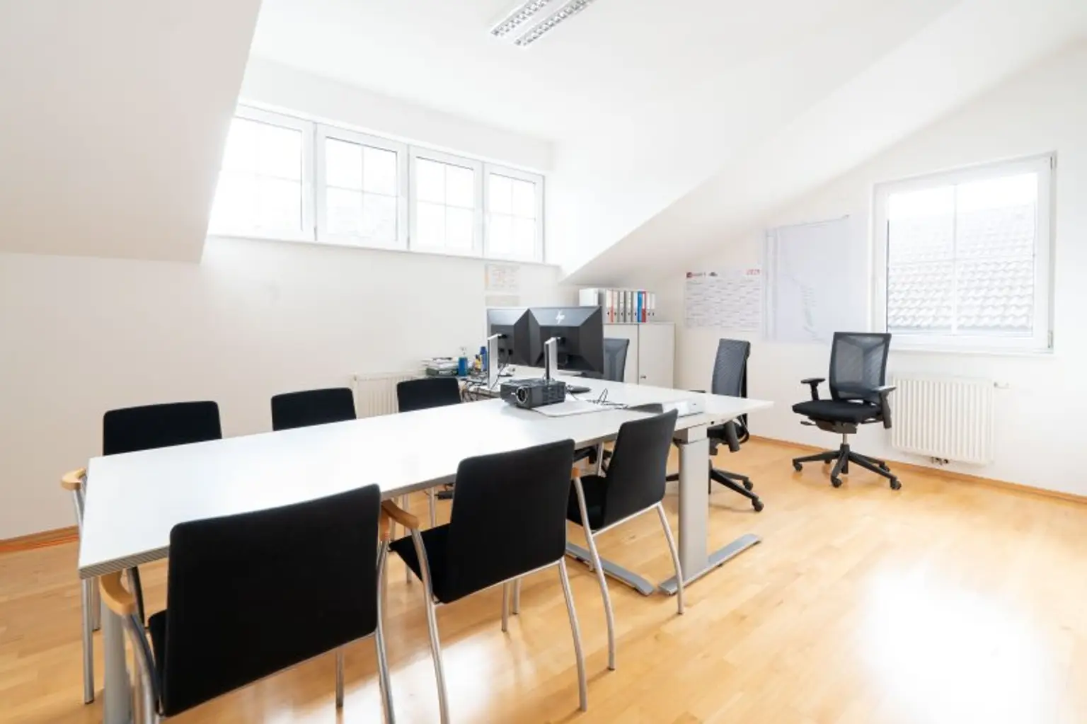 Komfortables 2-Zimmer Büro mit Küche & Bad im 1. OG in Pinsdorf zu mieten!