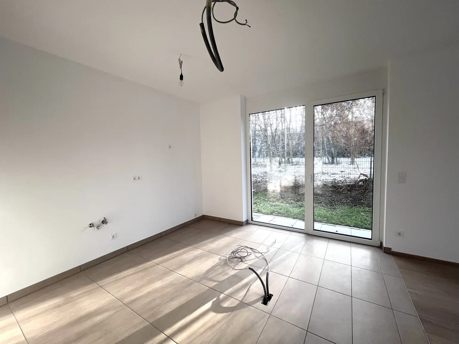 Erstbezug !!! Traumhafte Doppelhaushälfte -  mit 5 Zimmern, Garten, Wohnkeller und Stellplätzen!