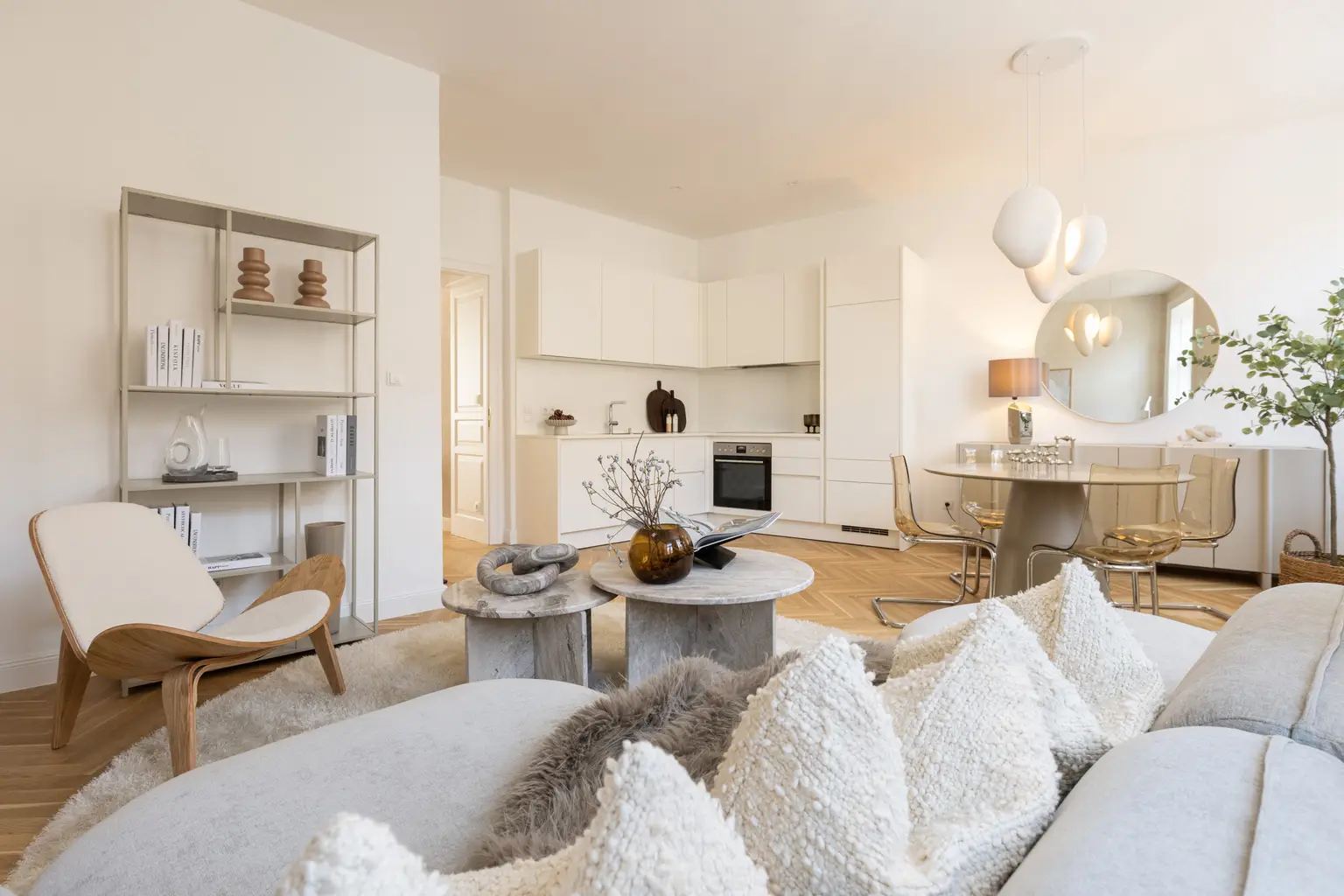 Innenarchitektonisch gestaltete 2-Zimmer-Musterwohnung mit Wohnküche und Terrasse