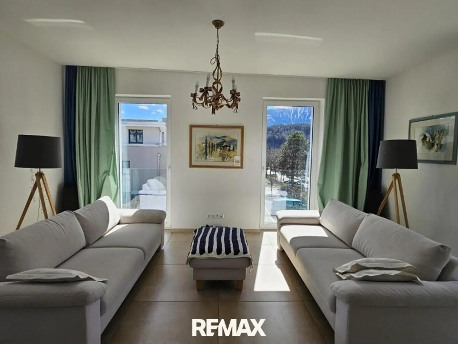 großzügiges Wohnzimmer