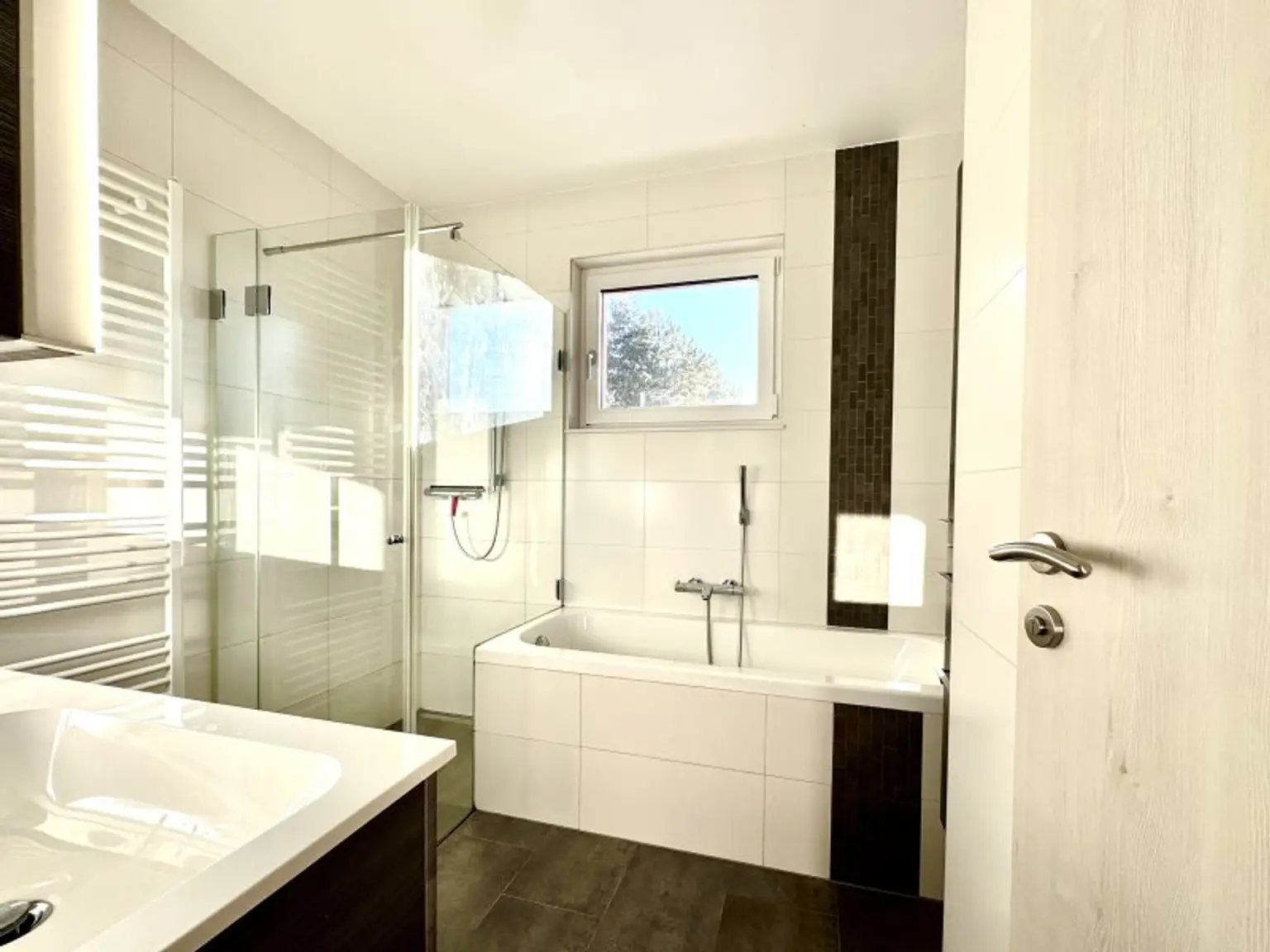 Modernes Familienhaus (2019) mit 6 Zimmern, Wohnkeller, Dachterrasse, Garten und 2 Stellplätzen