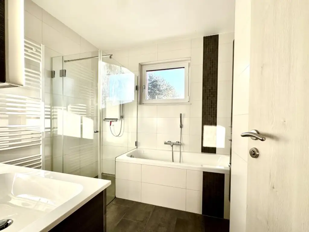 Modernes Familienhaus (2019) mit 6 Zimmern, Wohnkeller, Dachterrasse, Garten und 2 Stellplätzen